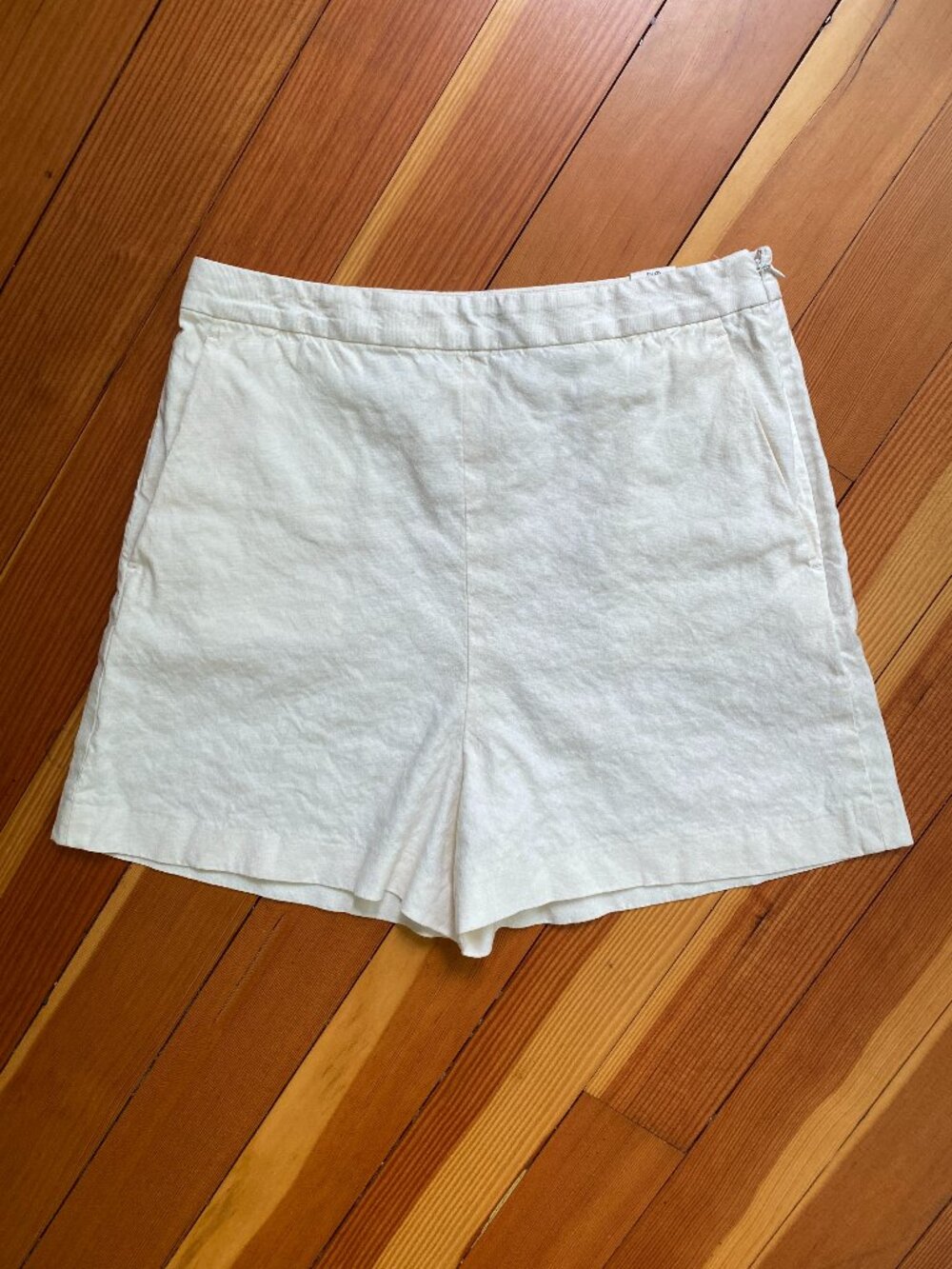 Theory Linen Shorts in Off-White - Size 4